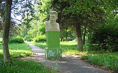 Сельцо. Памятник Горькому
