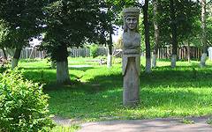Севск. Скамейки в парке